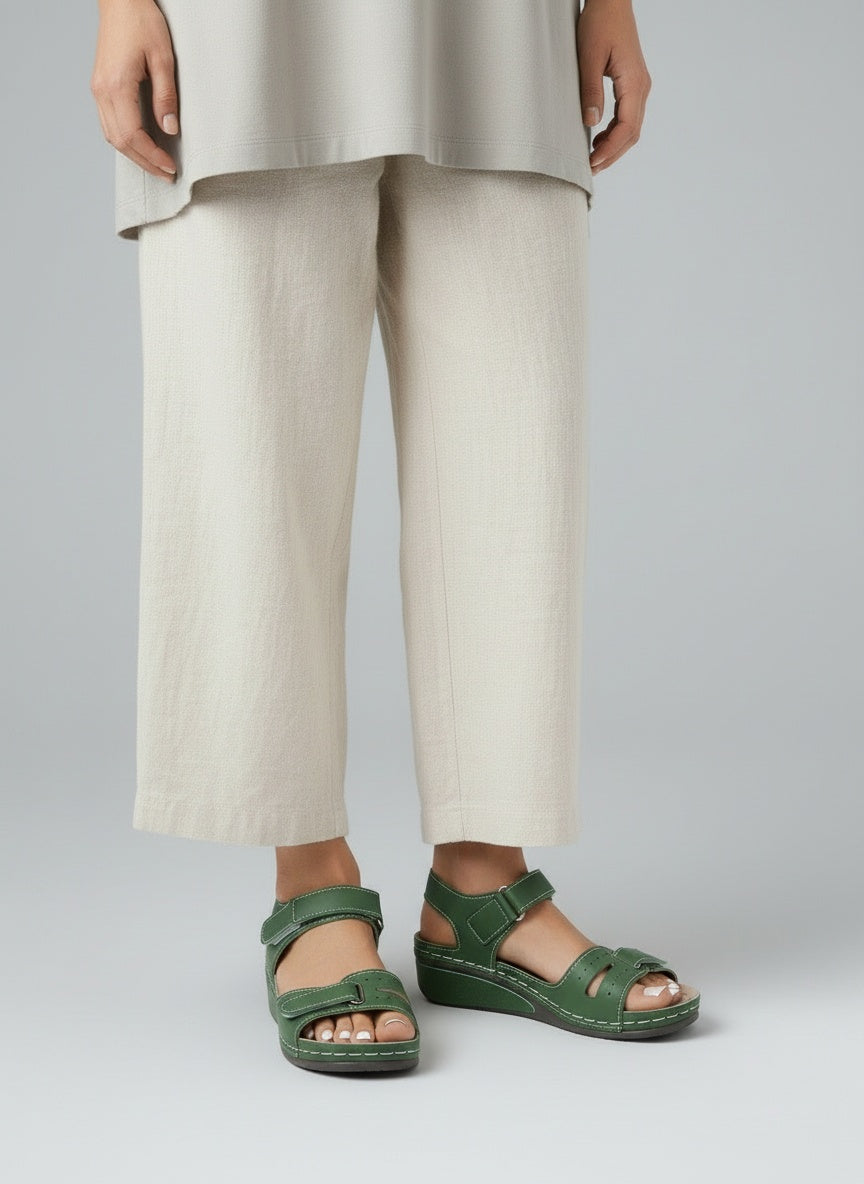 Close-up lower legs and shoes of the model wearing Bequeme Damen-Sandalen mit Klettverschluss & dicker Sohle