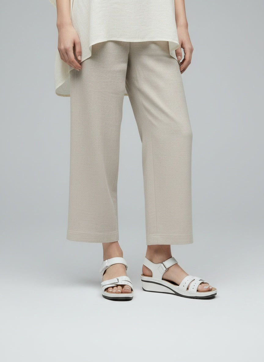 Close-up lower legs and shoes of the model wearing Bequeme Damen-Sandalen mit Klettverschluss & dicker Sohle