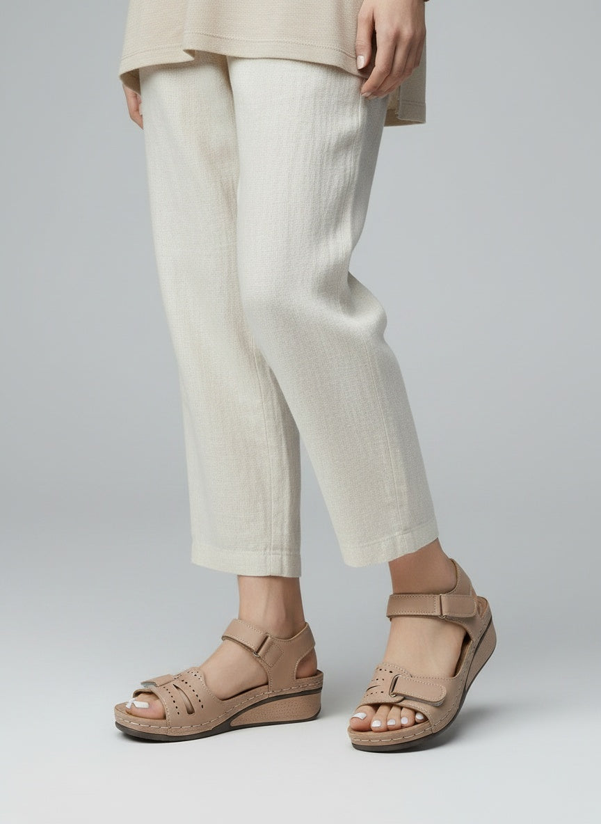 Close-up lower legs and shoes of the model wearing Bequeme Damen-Sandalen mit Klettverschluss & dicker Sohle
