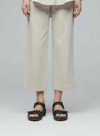 Close-up lower legs and shoes of the model wearing Bequeme Damen-Sandalen mit Klettverschluss & dicker Sohle