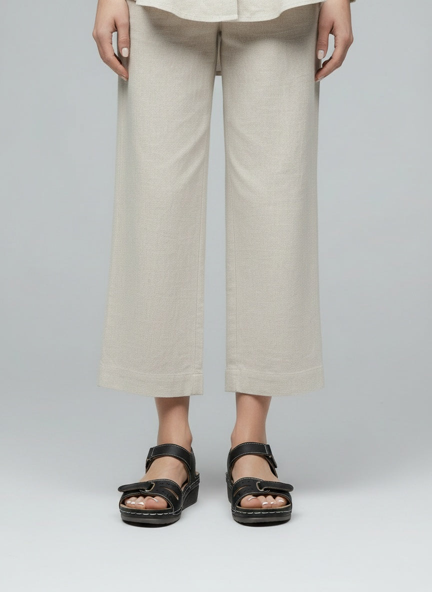 Close-up lower legs and shoes of the model wearing Bequeme Damen-Sandalen mit Klettverschluss & dicker Sohle
