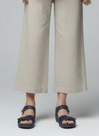 Close-up lower legs and shoes of the model wearing Bequeme Damen-Sandalen mit Klettverschluss & dicker Sohle