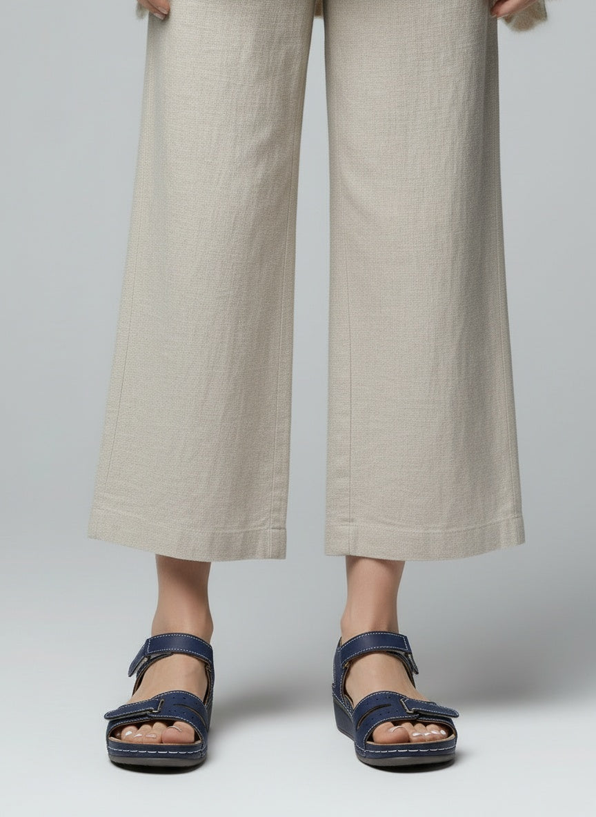 Close-up lower legs and shoes of the model wearing Bequeme Damen-Sandalen mit Klettverschluss & dicker Sohle